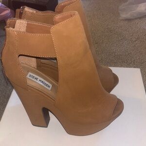 Steve Madden Tan Heeled Boots with Modern Silhouette